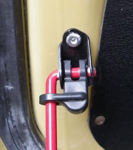 Locking pivot bracket for boot mount spare